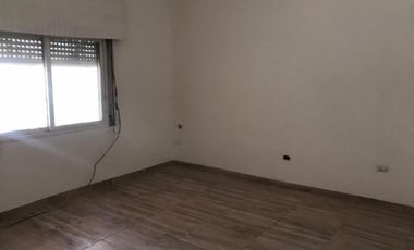 CASA DE 4 AMBIENTES CON MONOMABIENTE AL FONDO.