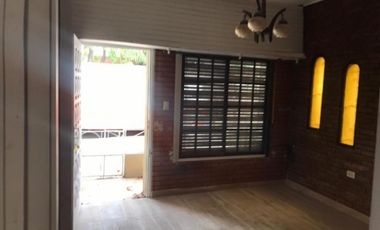 CASA DE 4 AMBIENTES CON MONOMABIENTE AL FONDO.