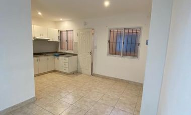 DEPARTAMENTO 2 AMBIENTES INTERNO CON PATIO CUBIERTO, EN VILLA LUZURIAGA
