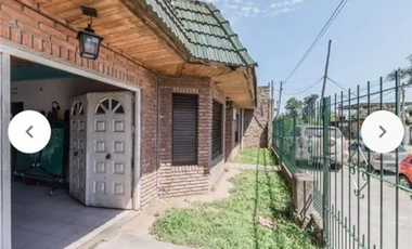 Venta casa 6 ambientes con cochera y fondo Isidro Casanova