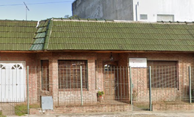 Venta casa 6 ambientes con cochera y fondo Isidro Casanova