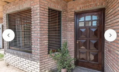 Venta casa 6 ambientes con cochera y fondo Isidro Casanova