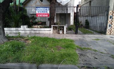 Lote 8,66 x 45m. con Casa 1 Planta y Galpón.