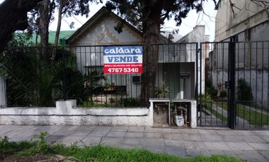 Lote 8,66 x 45m. con Casa 1 Planta y Galpón.