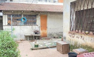 CHALET DE 4 AMBIENTES A REFACCIONAR EN VENTA - MORON NORTE