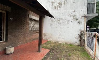 CHALET DE 4 AMBIENTES A REFACCIONAR EN VENTA - MORON NORTE