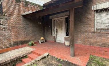 CHALET DE 4 AMBIENTES A REFACCIONAR EN VENTA - MORON NORTE