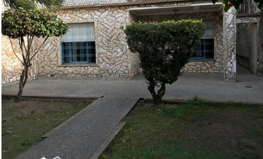 VENTA - CASA 3 AMBIENTES - SOBRE LOTE DE 8.66 x 36.84