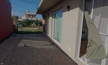 VENDO CASA 3 AMB  CON ENTRADA DE AUTOS SANTA ELENA