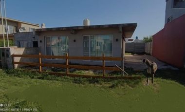 VENDO CASA 3 AMB  CON ENTRADA DE AUTOS SANTA ELENA