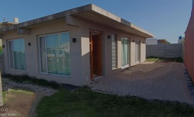 VENDO CASA 3 AMB  CON ENTRADA DE AUTOS SANTA ELENA