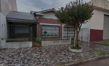VENDO CASA TRES AMBIENTES JARDÍN Y PARQUE