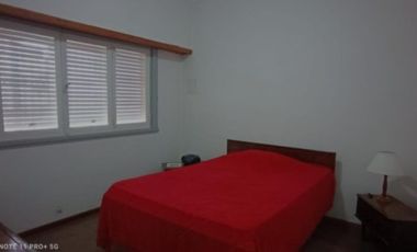 VENDO CASA TRES AMBIENTES JARDÍN Y PARQUE