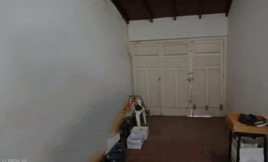 VENDO CASA TRES AMBIENTES JARDÍN Y PARQUE