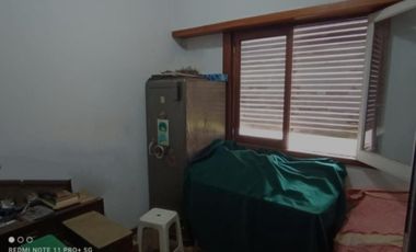 VENDO CASA TRES AMBIENTES JARDÍN Y PARQUE