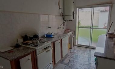 VENDO CASA TRES AMBIENTES JARDÍN Y PARQUE