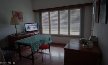 VENDO CASA TRES AMBIENTES JARDÍN Y PARQUE