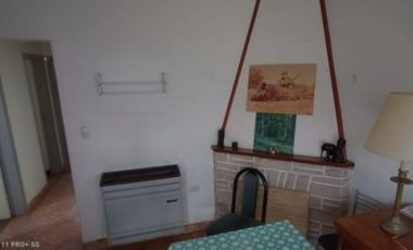 VENDO CASA TRES AMBIENTES JARDÍN Y PARQUE
