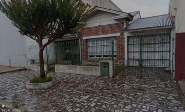 VENDO CASA TRES AMBIENTES JARDÍN Y PARQUE