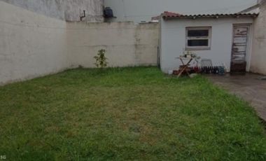 VENDO CASA TRES AMBIENTES JARDÍN Y PARQUE