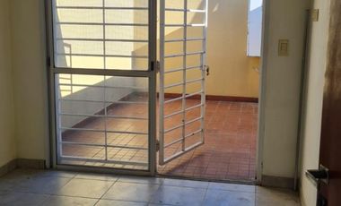 DEPARTAMENTO 2 AMBIENTES EN PLANTA ALTA CON PATIO. SOBRE AV DON BOSCO, HAEDO. SIN MASCOTAS