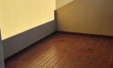 DEPARTAMENTO 2 AMBIENTES EN PLANTA ALTA CON PATIO. SOBRE AV DON BOSCO, HAEDO. SIN MASCOTAS