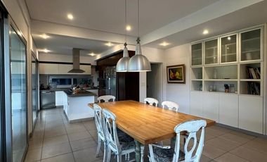Casa de cinco ambientes en venta
