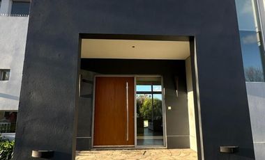 Casa de cinco ambientes en venta