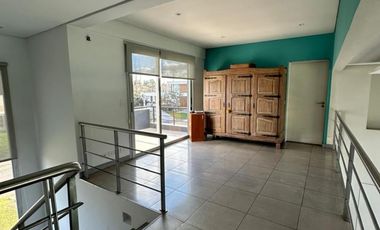 Casa de cinco ambientes en venta