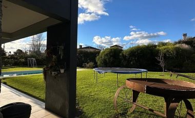 Casa de cinco ambientes en venta