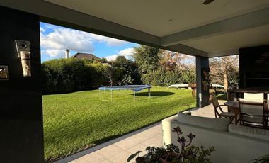 Casa de cinco ambientes en venta