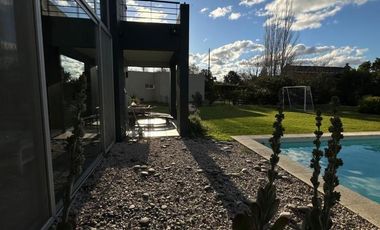 Casa de cinco ambientes en venta