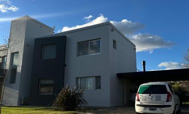 Casa de cinco ambientes en venta