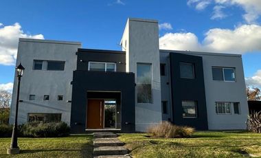 Casa de cinco ambientes en venta