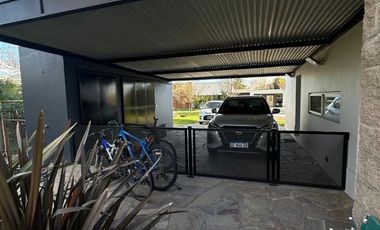 Casa de cinco ambientes en venta