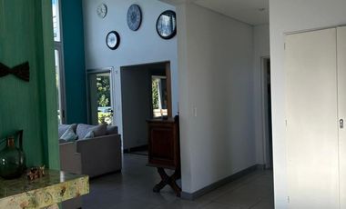 Casa de cinco ambientes en venta