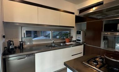 Casa de cinco ambientes en venta