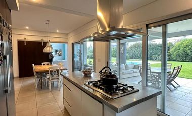 Casa de cinco ambientes en venta