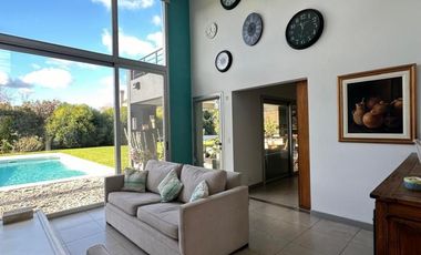 Casa de cinco ambientes en venta