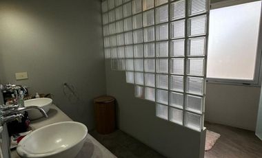 Casa de cinco ambientes en venta