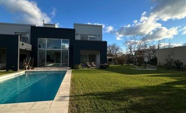 Casa de cinco ambientes en venta