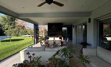 Casa de cinco ambientes en venta
