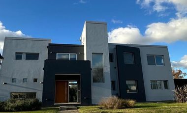 Casa de cinco ambientes en venta