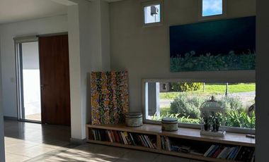 Casa de cinco ambientes en venta