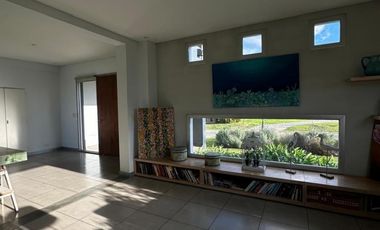 Casa de cinco ambientes en venta