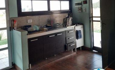 Vivienda moderna con amplio terreno, en Lozano.