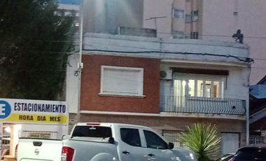 Excelente Dto de 4 amb. por escalera, son 4 en total. Sin expensas. 3 dormitorios, amplio comedor, cocina comedor totalmente amueblada, lavadero, y ba