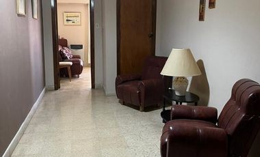 Excelente Dto de 4 amb. por escalera, son 4 en total. Sin expensas. 3 dormitorios, amplio comedor, cocina comedor totalmente amueblada, lavadero, y ba