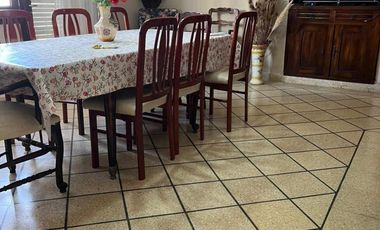 Excelente Dto de 4 amb. por escalera, son 4 en total. Sin expensas. 3 dormitorios, amplio comedor, cocina comedor totalmente amueblada, lavadero, y ba