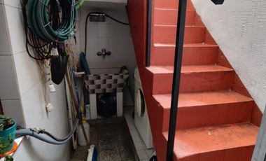 Excelente propiedad de 3 ambientes con cochera  y terraza y departamento  monoambiente.